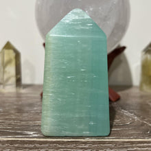 Load image into Gallery viewer, Pistachio Crystal Tower Point Generator