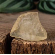 Load image into Gallery viewer, Libyan Dessert Glass LDG Crystal 4.62g in weight