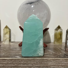 Load image into Gallery viewer, Pistachio Crystal Tower Point Generator

