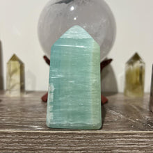 Load image into Gallery viewer, Pistachio Crystal Tower Point Generator
